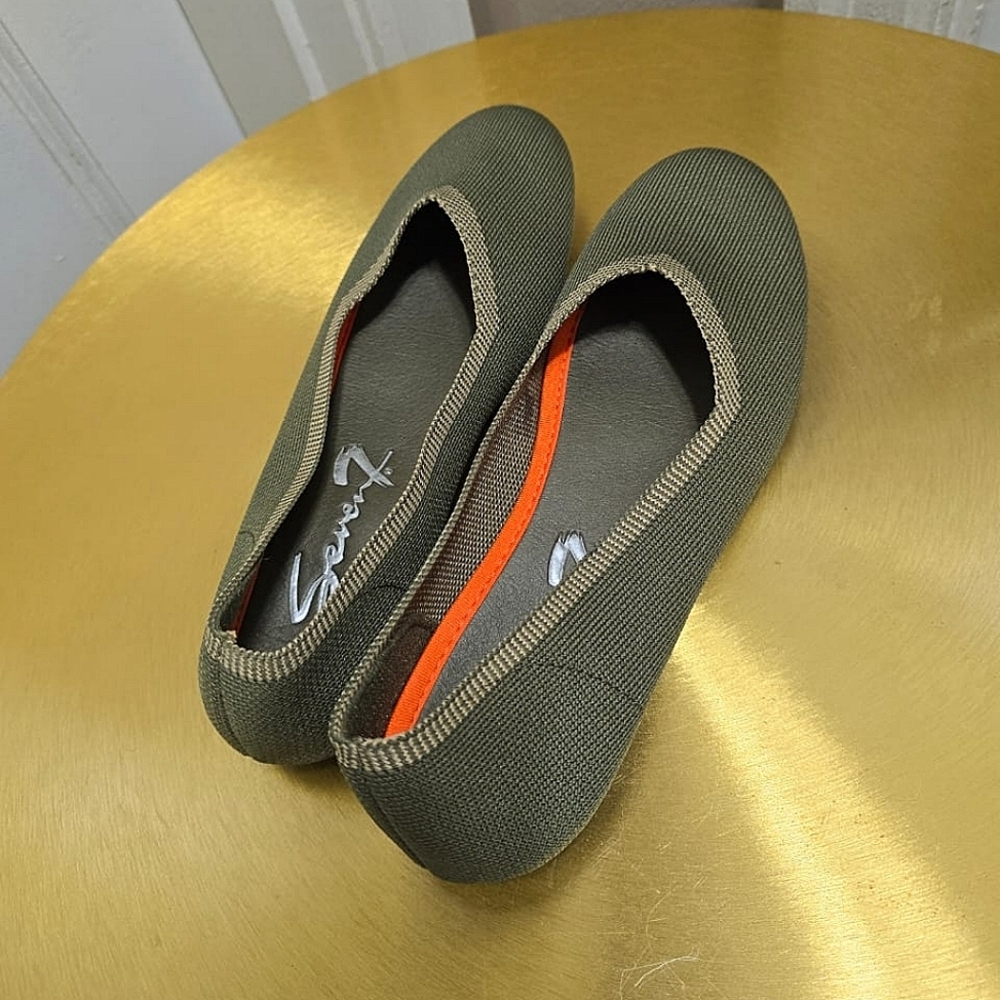Seven7 Green Slip On Flats Size 8✌️
